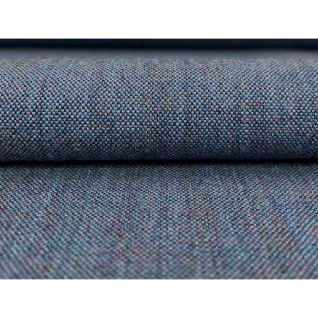 Close-up van Bureaustoel Gereviseerde met Comforto Donkergrijs Stof Kvadrat D: dikke, duurzame geweven stof in donkergrijs met blauwe, rode en grijze draden en een licht gestructureerd oppervlak.