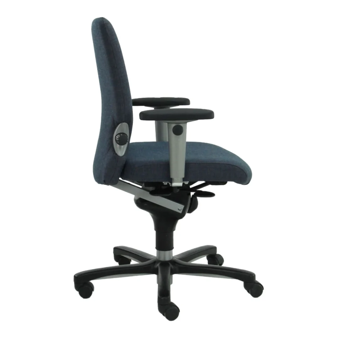 De Bureaustoel Gereviseerde is een ergonomische bureaustoel in donkergrijze Kvadrat D stof, met verstelbare armleuningen en een zwart onderstel met vijf wielen, vanaf de zijkant weergegeven op een witte achtergrond.