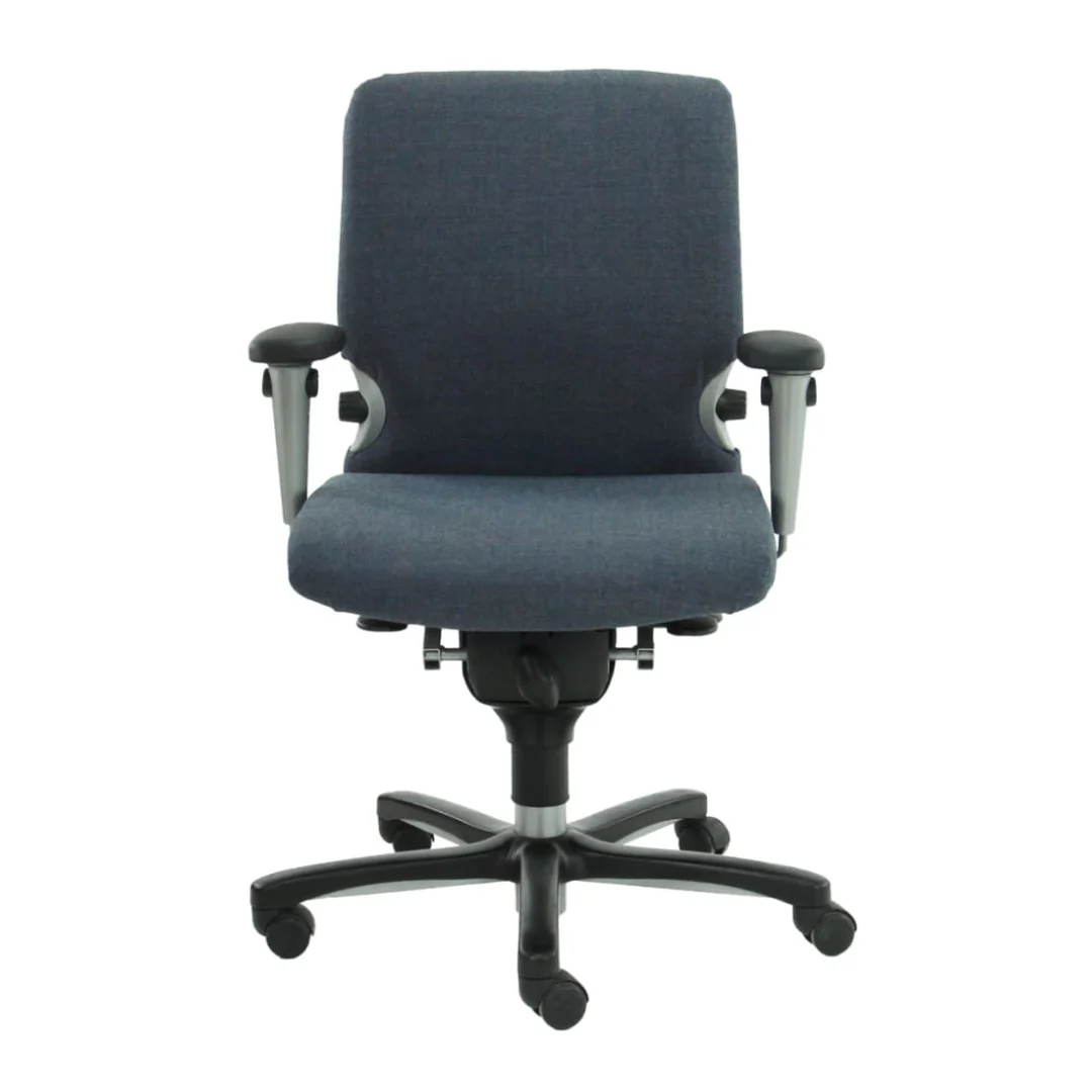 De Bureaustoel Gereviseerde heeft een donkergrijze Kvadrat D stoffen zitting en rugleuning, zwarte armleuningen en een zwart onderstel met vijf wielen, allemaal tegen een effen witte achtergrond.