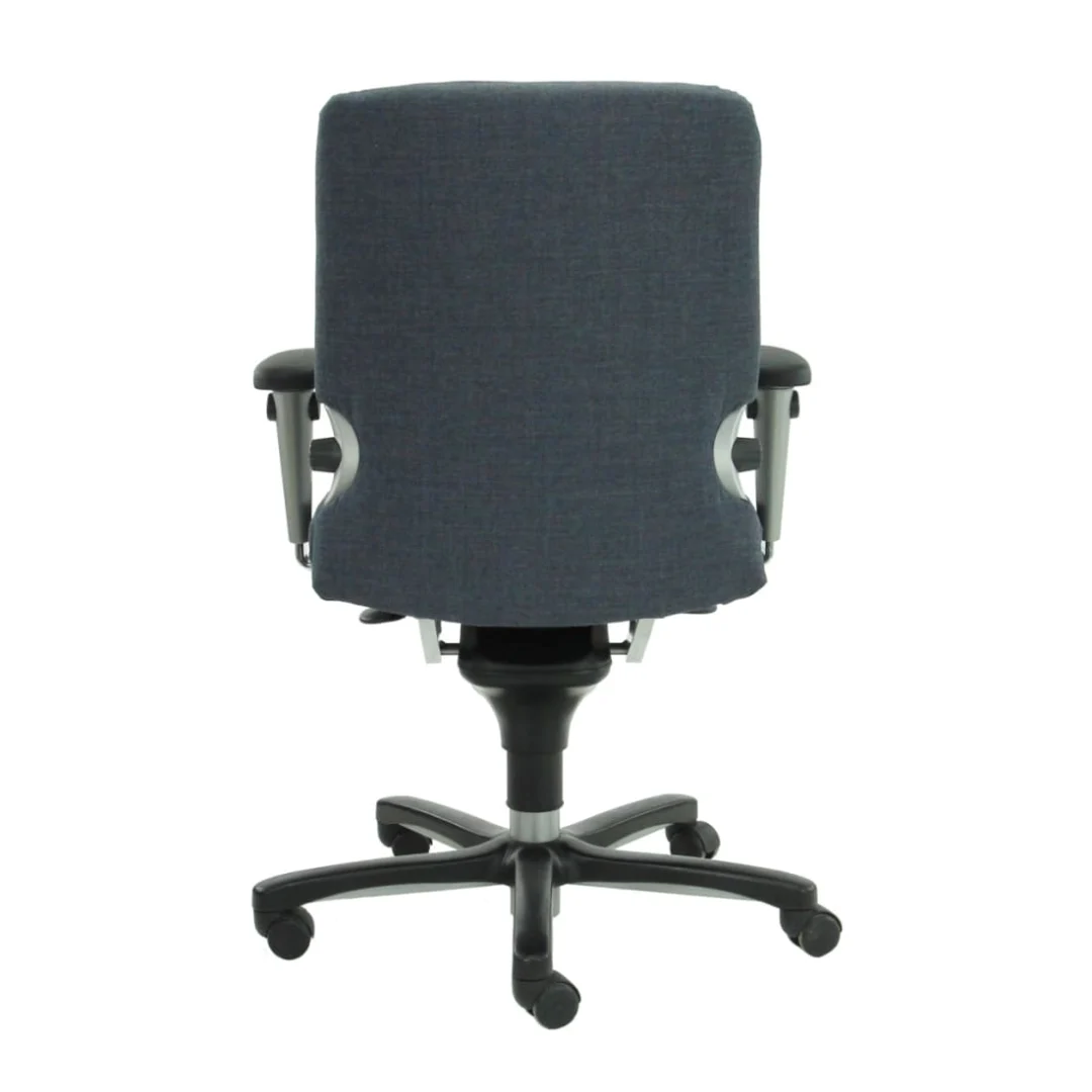 De Bureaustoel Gereviseerde heeft een donkergrijze Kvadrat D stoffen rugleuning, zwarte armleuningen en een zwart onderstel met vijf wielen, van achteren gezien tegen een witte achtergrond.