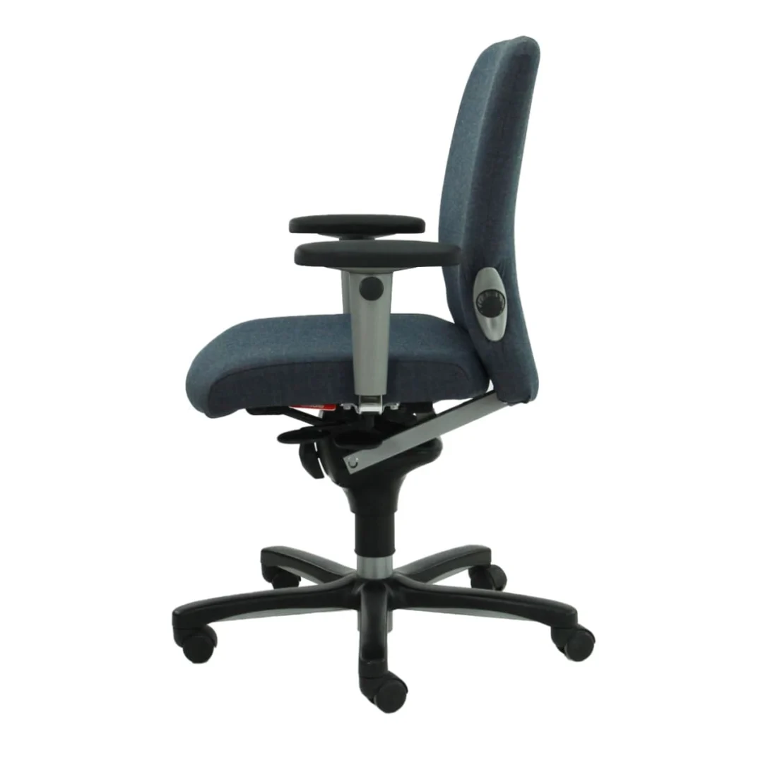 Een zijaanzicht van de Bureaustoel Gereviseerde ergonomische bureaustoel in donkergrijs Kvadrat D stof, met een zwart onderstel met vijf wielen, verstelbare armleuningen, gevoerde zitting en rugleuning.