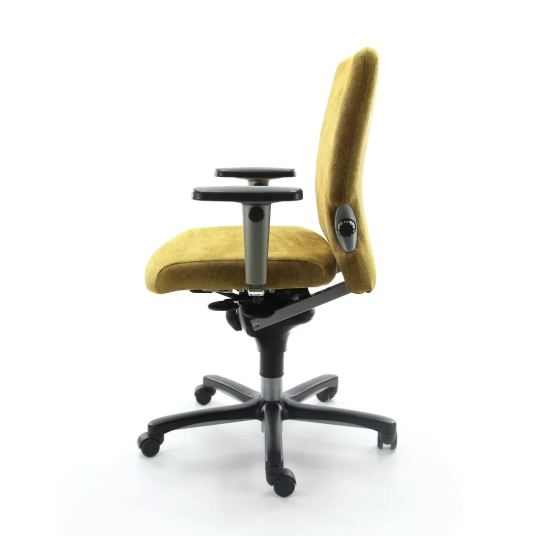De Bureaustoel Gereviseerde Geel/Zwart NPR 1813 is een moderne bureaustoel met mosterdgele bekleding, verstelbare armleuningen en een zwart onderstel met vijf wielen, afgebeeld in profiel tegen een witte achtergrond.