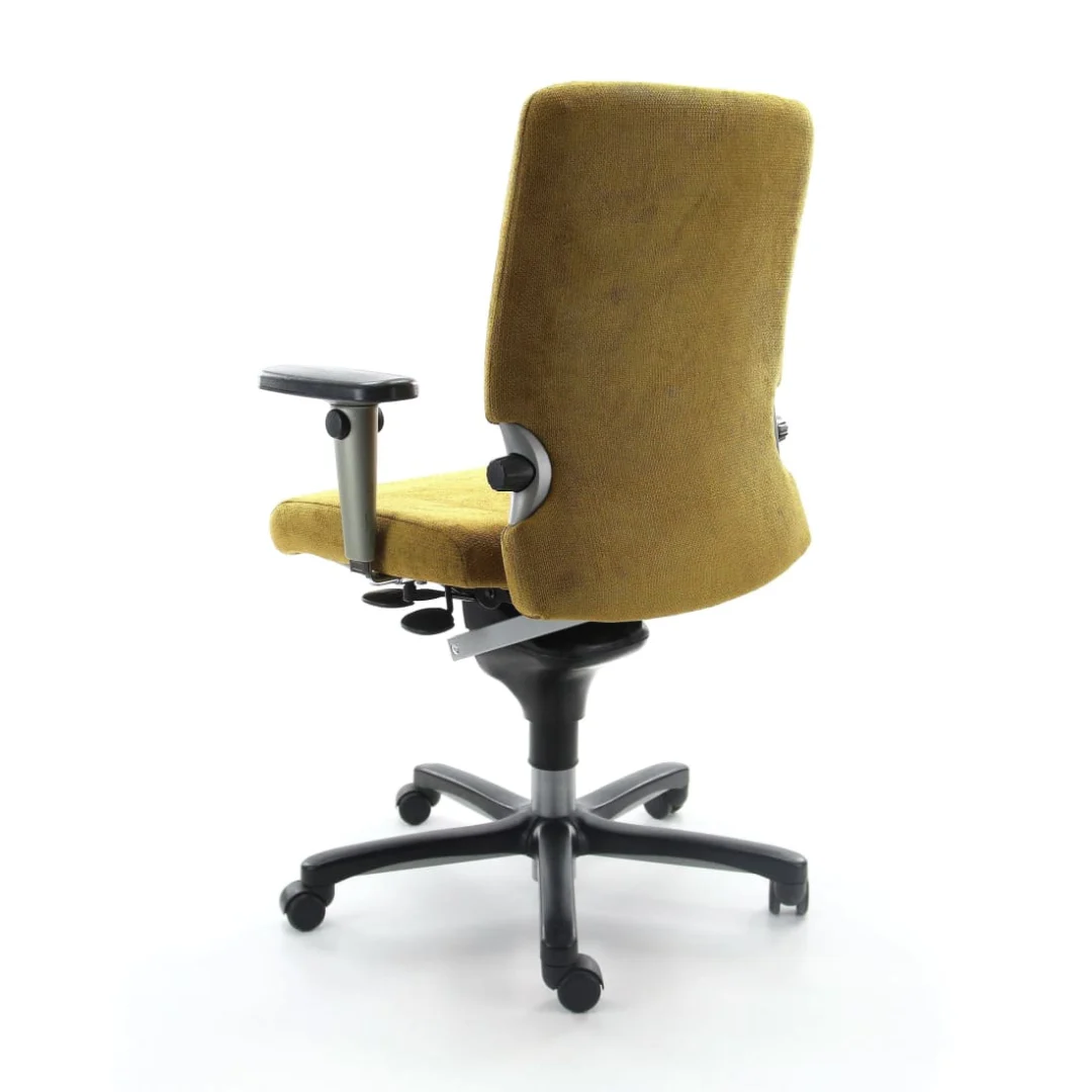 De Bureaustoel Gereviseerde Geel / Zwart NPR 1813 is een ergonomische gele bureaustoel met zwarte armleuningen en wielen, van achteren gezien tegen een witte achtergrond.