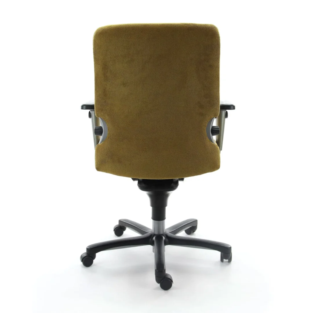 De Bureaustoel Gereviseerde Geel / Zwart NPR 1813 heeft een bruin gestoffeerde rugleuning, zwarte armleuningen en een zwart onderstel met vijf wielen, van achteren gezien tegen een witte achtergrond.