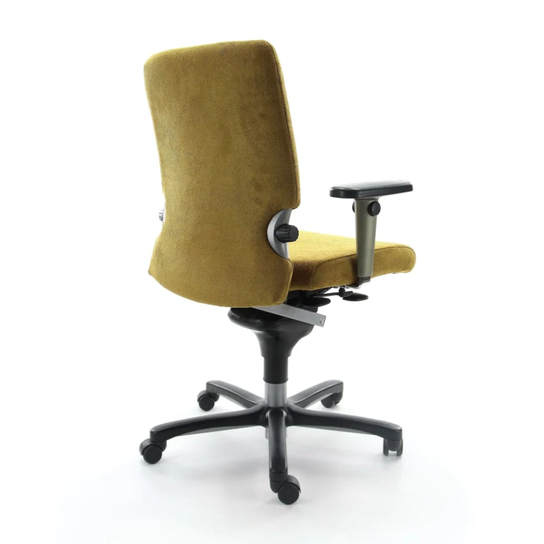 De Bureaustoel Gereviseerde Geel / Zwart NPR 1813 heeft een hoge rugleuning, verstelbare armleuningen en een zwart onderstel met vijf wielen, van achteren gezien schuin tegen een witte achtergrond.