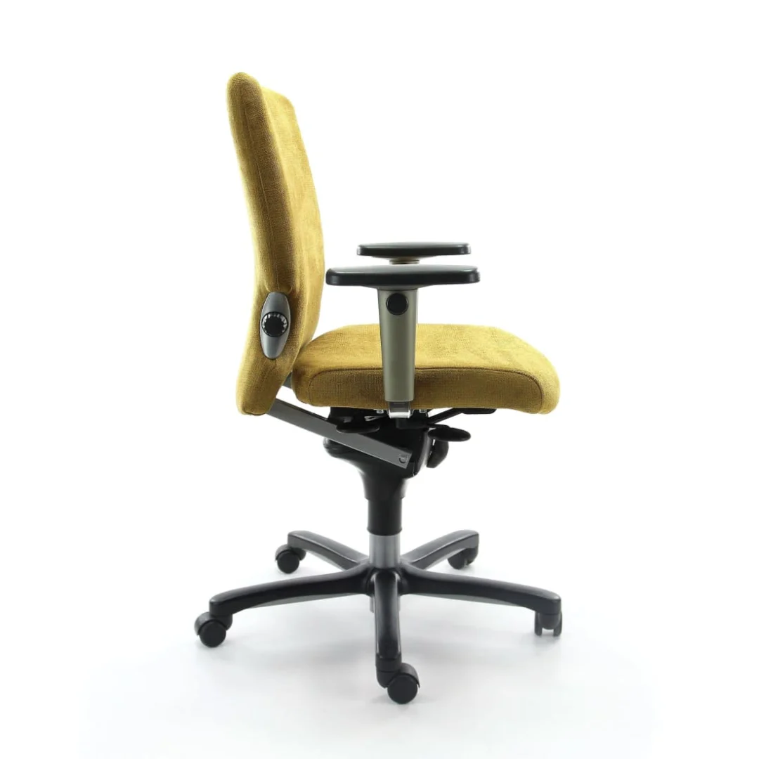 Zijaanzicht van de Bureaustoel Gereviseerde Geel / Zwart NPR 1813 met gele zitting, verstelbare armleuningen en rugleuning, op een zwart verrijdbaar onderstel, tegen een witte achtergrond.