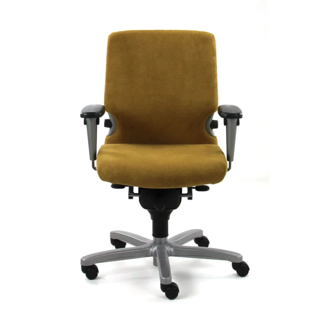 Bureaustoel Gereviseerde Geel / Zwart NPR 1813: gele bureaustoel met beklede zitting en rugleuning, verstelbare armleuningen en een zilveren onderstel met vijf wielen, afgebeeld op een effen witte achtergrond.