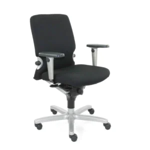 De Bureaustoel Gereviseerde Zwart Mesh NPR 1813 is een zwarte ergonomische bureaustoel met verstelbare armleuningen, een zachte netzitting en rugleuning, plus een zilveren onderstel met vijf wielen voor mobiliteit.