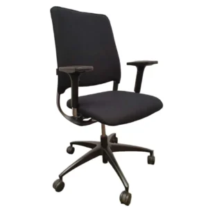 De Bureaustoel Gereviseerde Drabert NPR 1813 Refurbished is een zwarte ergonomische bureaustoel met armleuningen, zachte zitting en rugleuning en vijf wielen op een draaivoet, tegen een witte achtergrond.