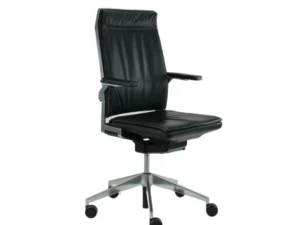 De Bureaustoel Gereviseerde Dynamobel is een gerenoveerde bureaustoel van zwarte stof met armleuningen, een hoge rug en een metalen onderstel met vijf wielen, ontworpen voor ergonomische ondersteuning en mobiliteit.