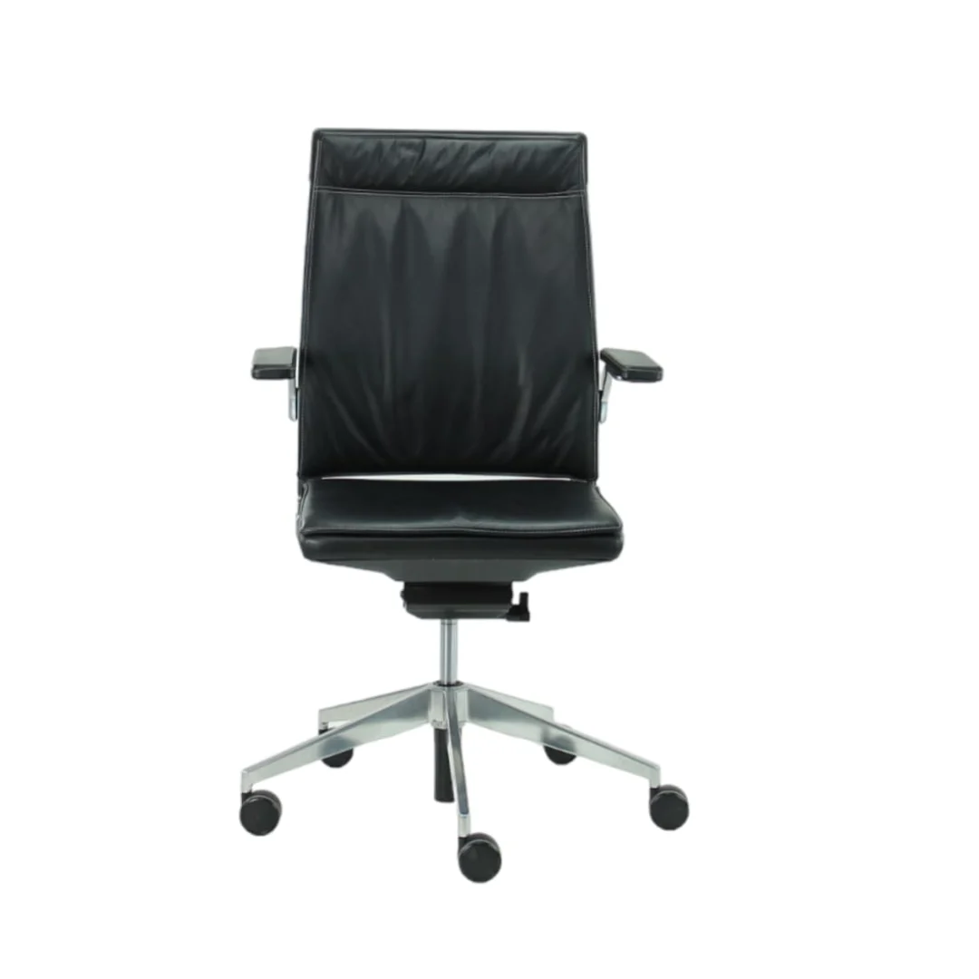 De Bureaustoel Gereviseerde Dynamobel Zwart Stof Refurbished is een zwarte bureaustoel met armleuningen, een hoge rugleuning en een metalen onderstel met vijf wielen, afgebeeld tegen een witte achtergrond.