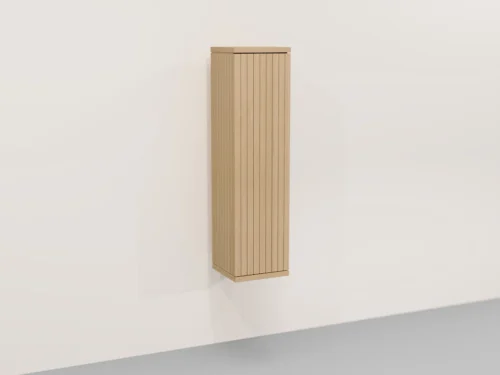 Hangkast 33 x 121 cm van eikenhout aan een witte muur. De kast heeft een draaideur met verticale lijnen en een matte afwerking. Neutrale belichting.