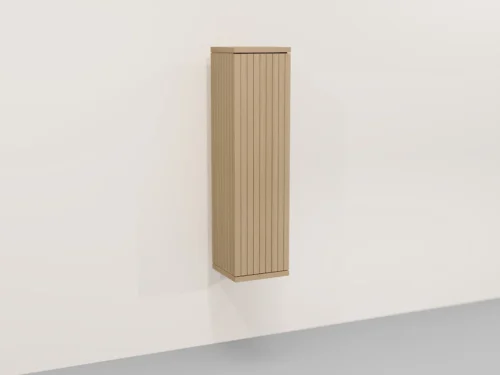 Verticale hangkast eikenhout, zijaanzicht. Strak design met verticale latten. Neutrale kleuren en zachte belichting. Minimalistisch interieur.
