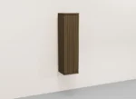 Bruine wandkast van eikenhout, model E55 M, aan een witte muur. Verticale lattenstructuur, duurzaam ontwerp. Zachte belichting, minimalistisch.
