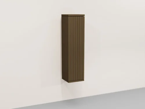 Bruine wandkast van eikenhout, model E55 M, aan een witte muur. Verticale lattenstructuur, duurzaam ontwerp. Zachte belichting, minimalistisch.