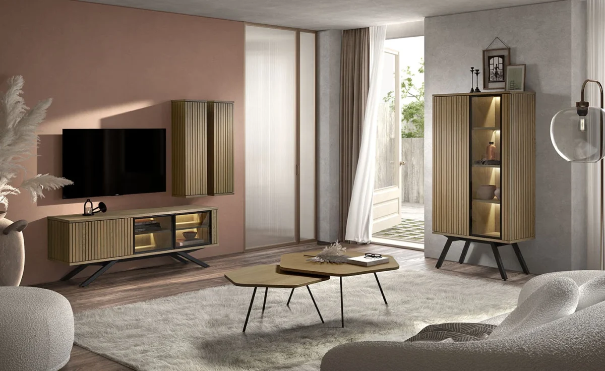 Woonkamer met een wandkast van eikenhout en een tv-meubel. De kasten hebben een verticale lattenstructuur en staan op zwarte poten. Zachte, natuurlijke tinten.