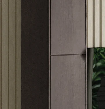 Verticale hangkast met massieve eiken draaideur, links gemonteerd. Donker hout, strak design. Zachte belichting, gestreepte achtergrond.