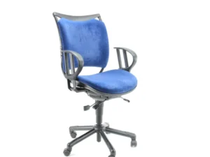 Bureaustoel Interstuhl Gereviseerde Blauw: blauw gedempte bureaustoel met zwarte armleuningen, een zwart frame en een onderstel met vijf wielen, getoond op een witte achtergrond.