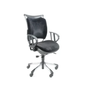 De Bureaustoel Interstuhl Gereviseerde Zwart heeft een gecapitonneerde zitting en rugleuning, gebogen armleuningen en een onderstel met vijf wielen, afgebeeld tegen een witte achtergrond.