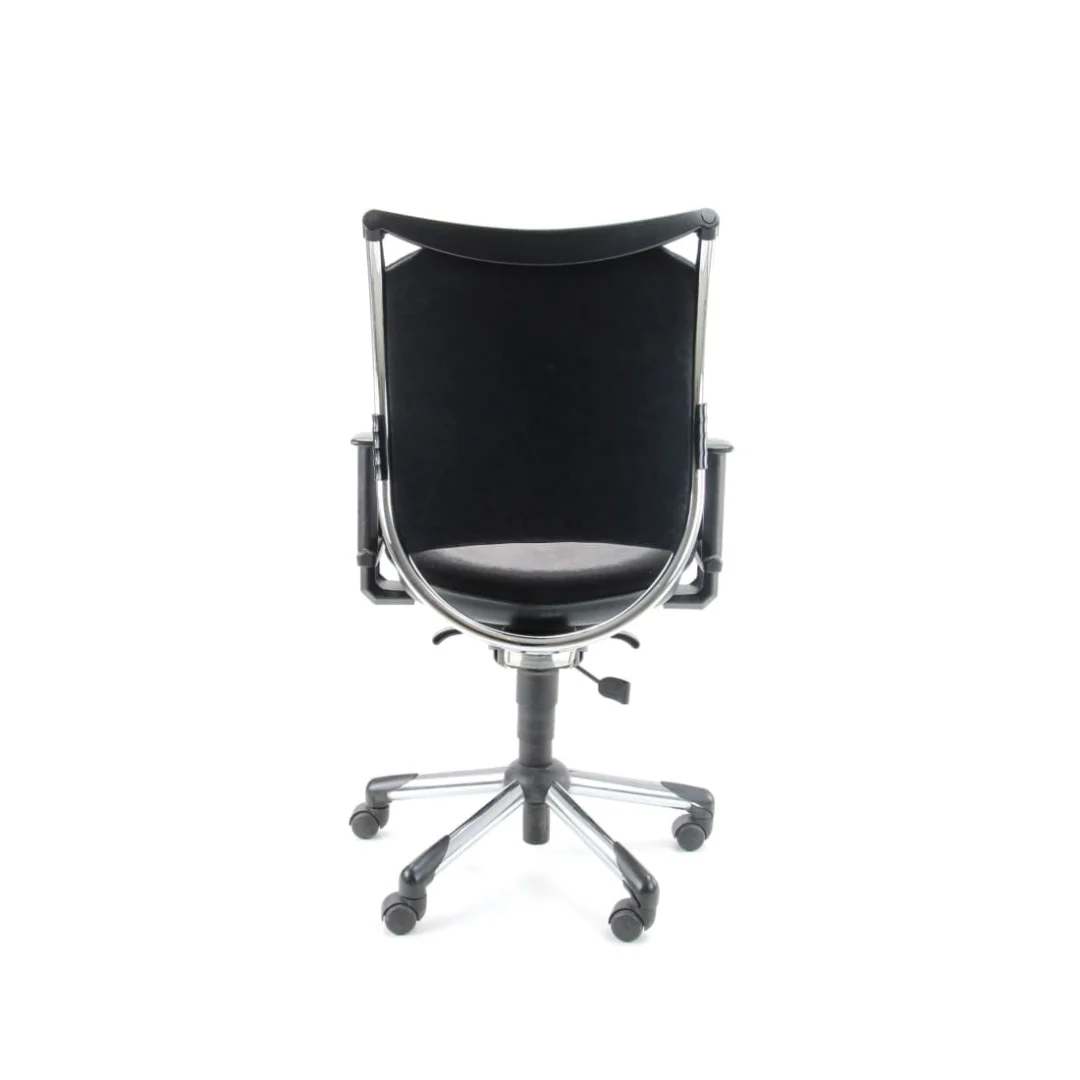 De Bureaustoel Interstuhl Gereviseerde Zwart is een ergonomische zwarte bureaustoel met netrugleuning, armleuningen en een onderstel met vijf wielen, van achteren afgebeeld op een effen witte achtergrond.