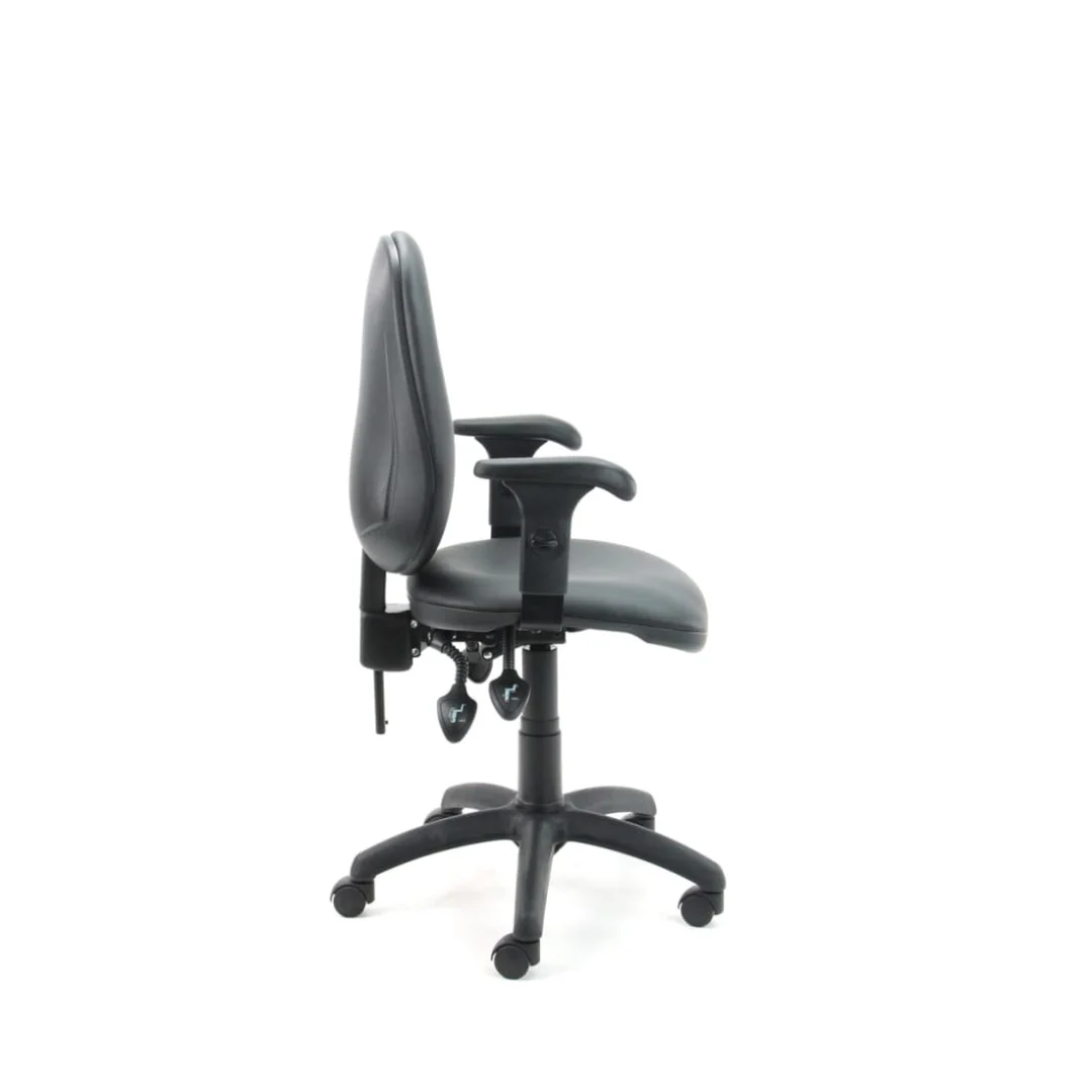 De Bureaustoel Gereviseerde Lotta, in zwart leer opgeknapt, is een ergonomische bureaustoel met verstelbare armleuningen en een onderstel met vijf wielen, van opzij afgebeeld tegen een effen witte achtergrond.