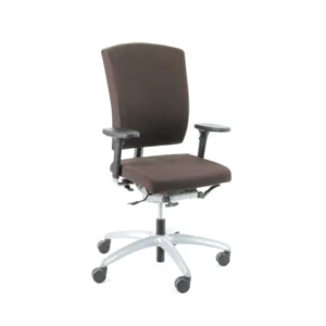 De Bureaustoel Gereviseerde Sitag is een bruine bureaustoel met 4D verstelbare armleuningen, een zilverkleurig onderstel en vijf wielen, afgebeeld op een witte achtergrond.