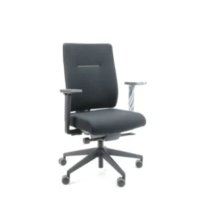 De Bureaustoel Gereviseerde Viasit Zwart NPR 1813 Refurbished is een zwarte bureaustoel met een hoge rugleuning, verstelbare armleuningen (één verpakt in beschermplastic) en een onderstel met vijf wielen, afgebeeld op een witte achtergrond.