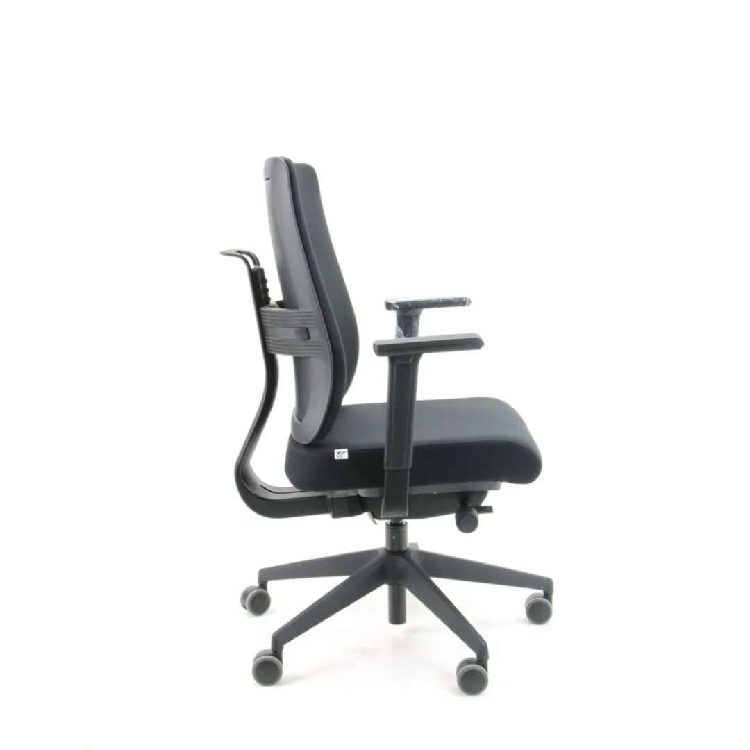 De Bureaustoel Gereviseerde Viasit Zwart NPR 1813 Refurbished is een zwarte ergonomische bureaustoel met verstelbare armleuningen, rugleuning van netweave, zitting met kussens en vijf zwenkwielen, vanaf de zijkant afgebeeld tegen een witte achtergrond.