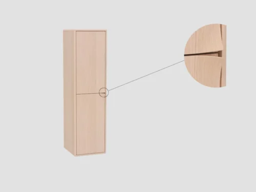 Hangkast van eikenhout in lichte tint, met detailopname van de sluiting. Zachte belichting, minimalistische stijl en grijze achtergrond.