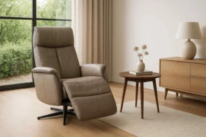 Lederen relaxstoel in een lichte woonkamer, relevant voor de vraag: Is een harde of zachte stoel beter tegen rugpijn?