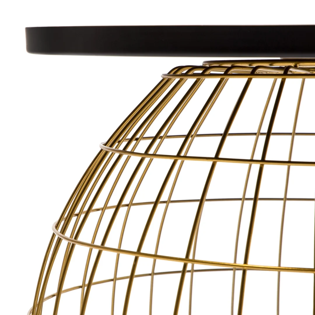 Close-up van de Bijzettafel Grijs, Blauw met een zwart rond blad en een gouden draadmand onderstel met een gedetailleerde gebogen, roosterachtige metalen structuur.