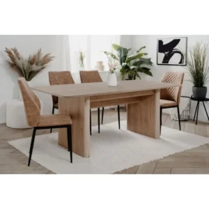 Een moderne eetkamer met de Uitschuifbare tafel SAI (rechthoekig, Jackson Hickory, 10 zitplaatsen), vijf tan gestoffeerde stoelen met zwarte poten, een wit vloerkleed, decoratieve planten, abstracte kunst en een neutrale inrichting in een lichte, luchtige ruimte.