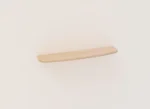 De SENTO BOEKENPLANK120 E02M is een lichte houten zwevende plank met een eenvoudig, minimalistisch ontwerp en gladde, afgeronde hoeken, gemonteerd op een gebroken witte muur.