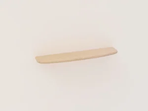 De SENTO BOEKENPLANK120 E02M is een lichte houten zwevende plank met een eenvoudig, minimalistisch ontwerp en gladde, afgeronde hoeken, gemonteerd op een gebroken witte muur.