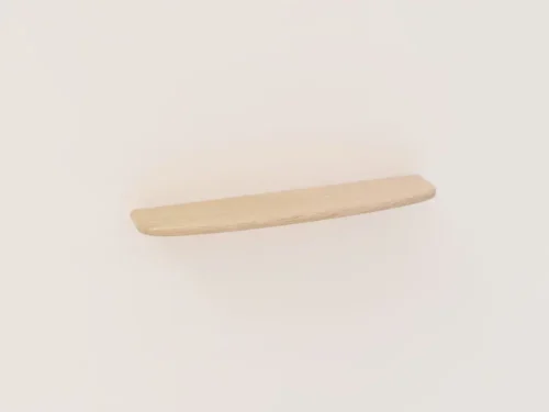 De SENTO BOEKENPLANK120 E02M is een lichte houten zwevende plank met een eenvoudig, minimalistisch ontwerp en gladde, afgeronde hoeken, gemonteerd op een gebroken witte muur.