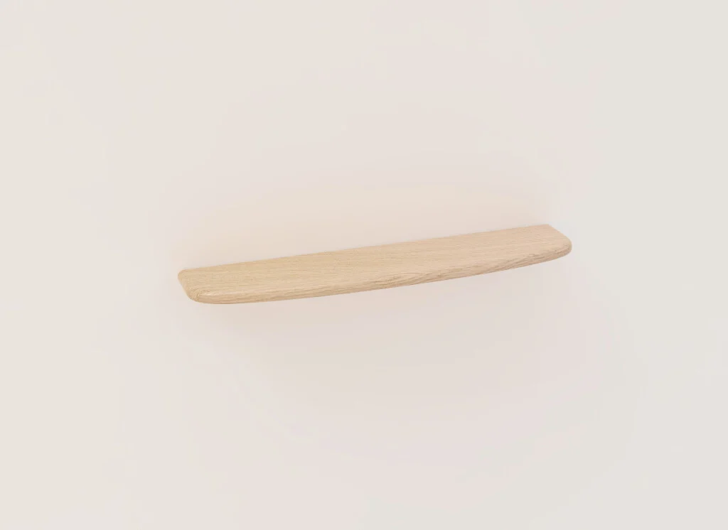 De SENTO BOEKENPLANK120 E02M is een lichte houten zwevende plank met een eenvoudig, minimalistisch ontwerp en gladde, afgeronde hoeken, gemonteerd op een gebroken witte muur.