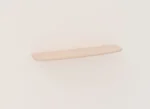 De SENTO BOEKENPLANK120 WWM, een minimalistische houten zwevende plank met gladde randen en zonder zichtbare beugels, is gemonteerd op een effen gebroken witte muur.