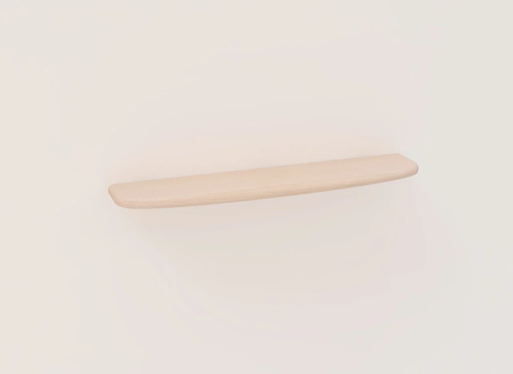 De SENTO BOEKENPLANK120 WWM, een minimalistische houten zwevende plank met gladde randen en zonder zichtbare beugels, is gemonteerd op een effen gebroken witte muur.