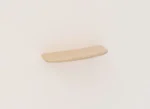 De SENTO BOEKENPLANK80 E02M, een kleine en lichte houten zwevende plank met een minimalistisch ontwerp en afgeronde hoeken, is gemonteerd op een effen gebroken witte muur.