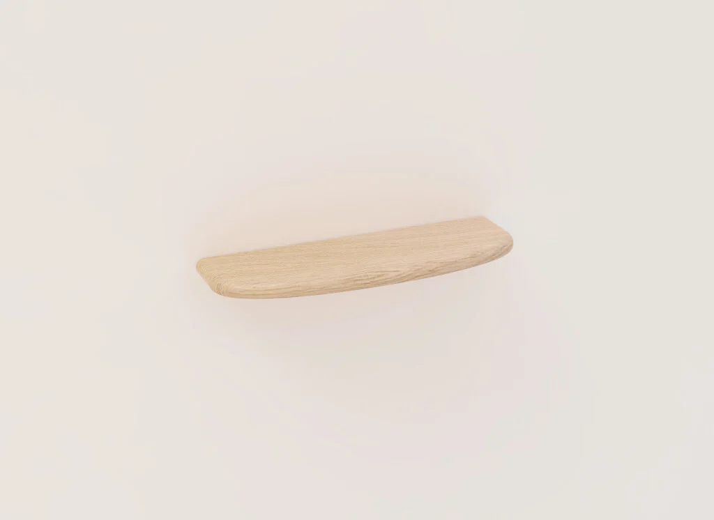 De SENTO BOEKENPLANK80 E02M, een kleine en lichte houten zwevende plank met een minimalistisch ontwerp en afgeronde hoeken, is gemonteerd op een effen gebroken witte muur.