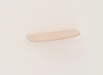 Een SENTO BOEKENPLANK80 WWM licht houten zwevende plank is gemonteerd op een effen gebroken witte muur, zonder objecten erop.