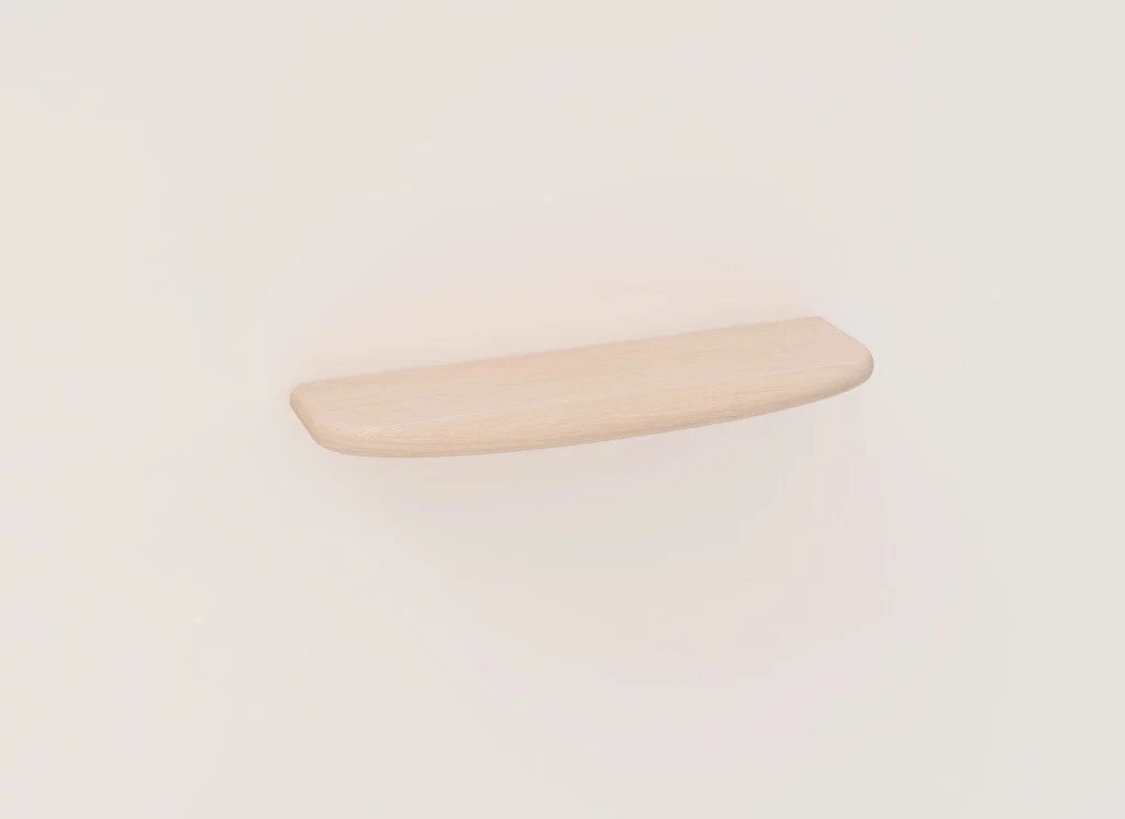 Een SENTO BOEKENPLANK80 WWM licht houten zwevende plank is gemonteerd op een effen gebroken witte muur, zonder objecten erop.