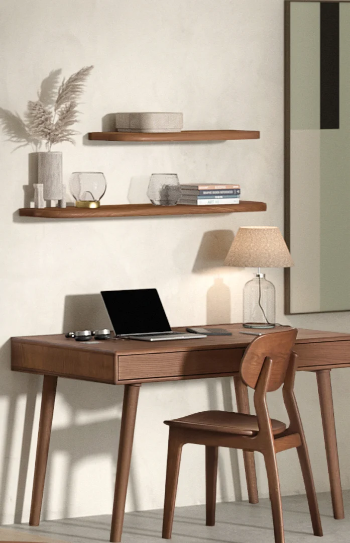 Zijaanzicht van een eiken bureau met laptop, lamp en stoel. Warme belichting, houten planken aan de muur. Minimalistisch interieur.