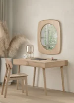 Lichte eikenhouten bureau met spiegel en stoel in zachte, natuurlijke tinten. Minimalistisch Belgisch design met warme, neutrale achtergrond.