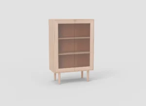 Houten SENTO vitrinekast met glazen deuren en drie planken, lichte houtkleur, minimalistisch design, zachte belichting, witte achtergrond.
