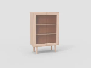 Houten SENTO vitrinekast met glazen deuren en drie planken, lichte houtkleur, minimalistisch design, zachte belichting, witte achtergrond.