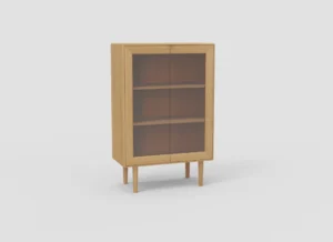 SENTO VITRINE E02M in lichte houten afwerking. Glazen deuren en planken, zacht licht. Minimalistisch design, geïsoleerd op een witte achtergrond.