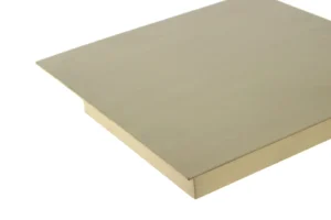 Een moderne, vierkante bijzettafel met de naam Bijzettafel Roest heeft een wit marmeren blad en wordt getoond tegen een witte achtergrond.