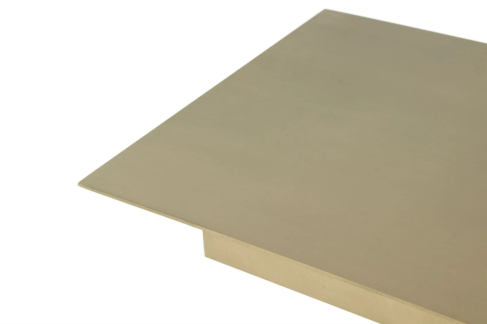 Een close-up van de Bijzettafel Zwart Vierkant Marmer, een vierkante bijzettafel met een strak marmeren blad en een zwart frame, schuin tegen een witte achtergrond.