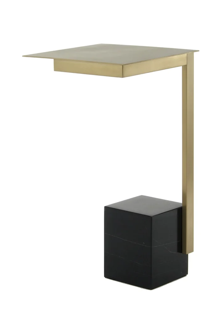 Bijzettafel Zwart Vierkant Marmer: Een moderne bijzettafel met een strak zwart vierkant marmeren blad en minimalistisch design, perfect voor eigentijdse interieurs.